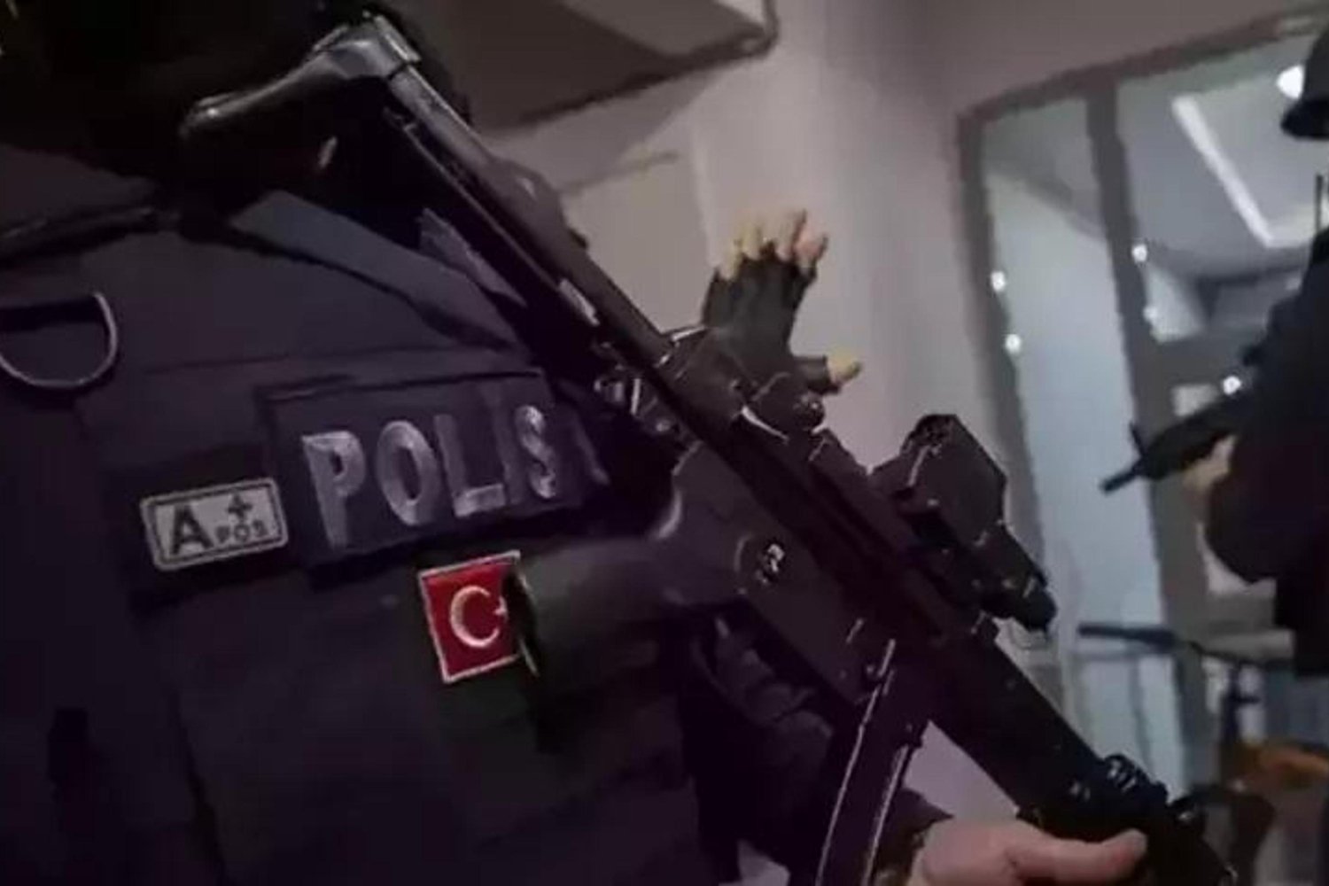 Kara Maskeliler Suç Örgütü Çökertildi: Silah ve Uyuşturucu Operasyonları Detayları