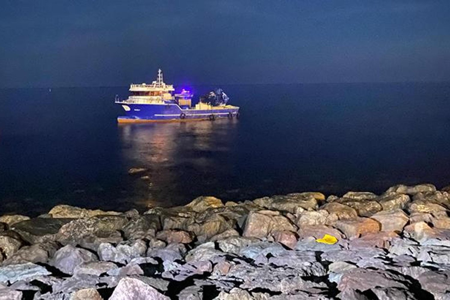 Maltepe'de Balıkçı Teknesi Kayalıklara Oturdu: Güvenlik Önlemleri Alındı