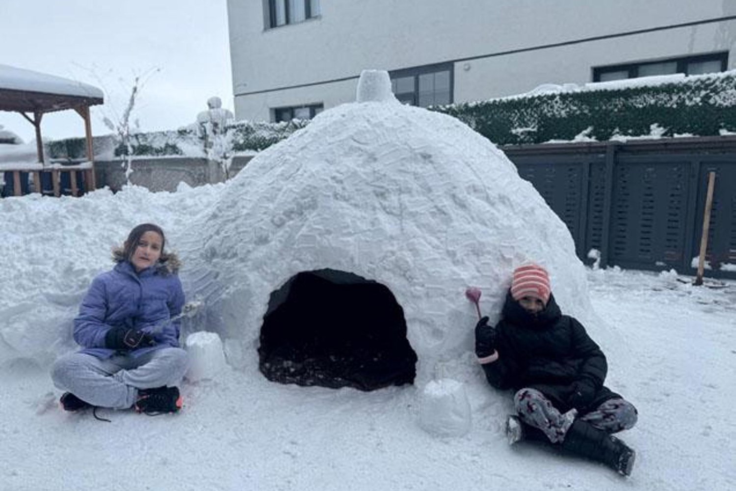 Kars'ta Kardan Ev İlgi Çekti: Çocuklar Eğlenceye Dönüştürdü