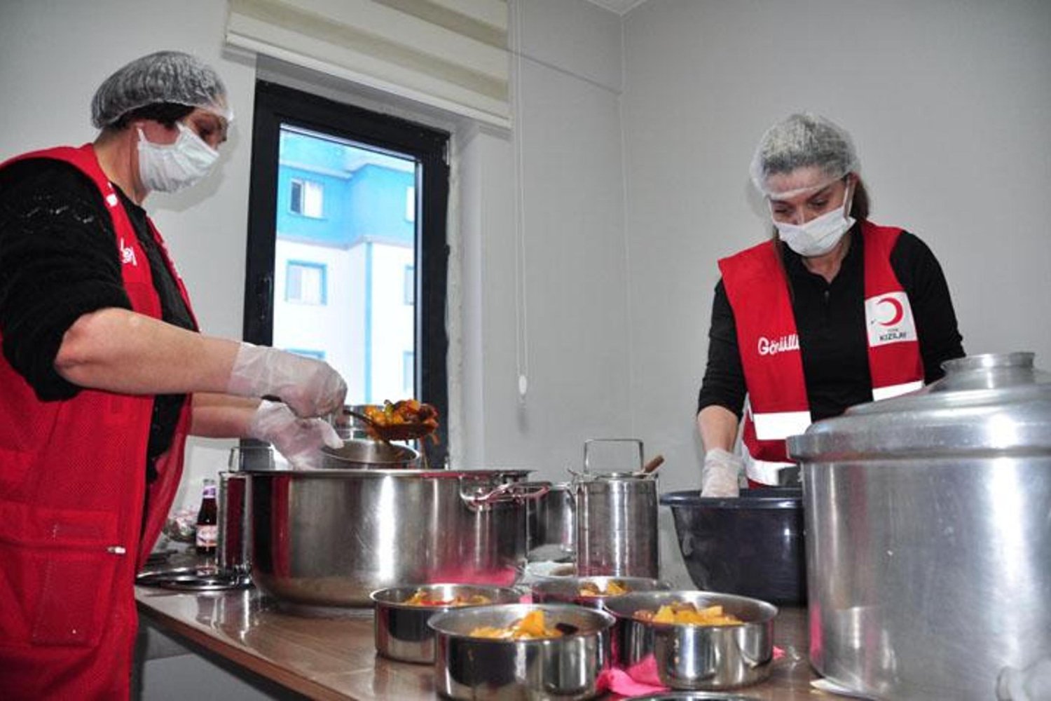 Ramazan'da Özverili Kadın Gönüllülerle 70 Aileye Sıcak İftar