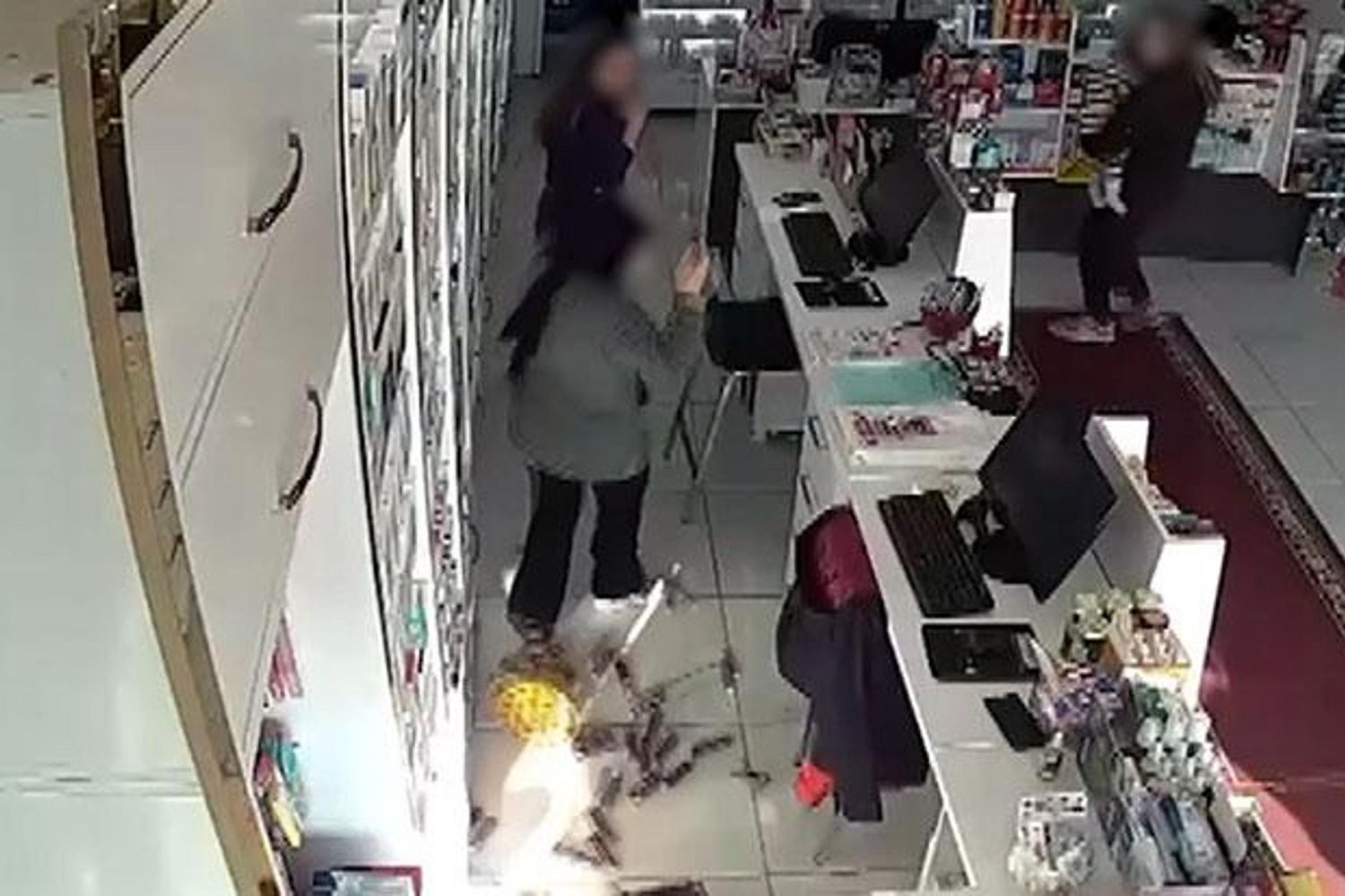 Kadına Atılan Taş Olayı Kan Dondurdu: Eczaneye Saldırın Detaylar Burada!