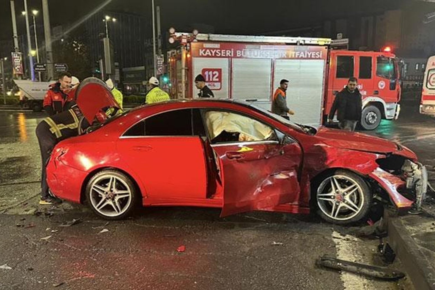 Kocasinan Trafik Kazası: 2 Yaralı Parke Kırdı