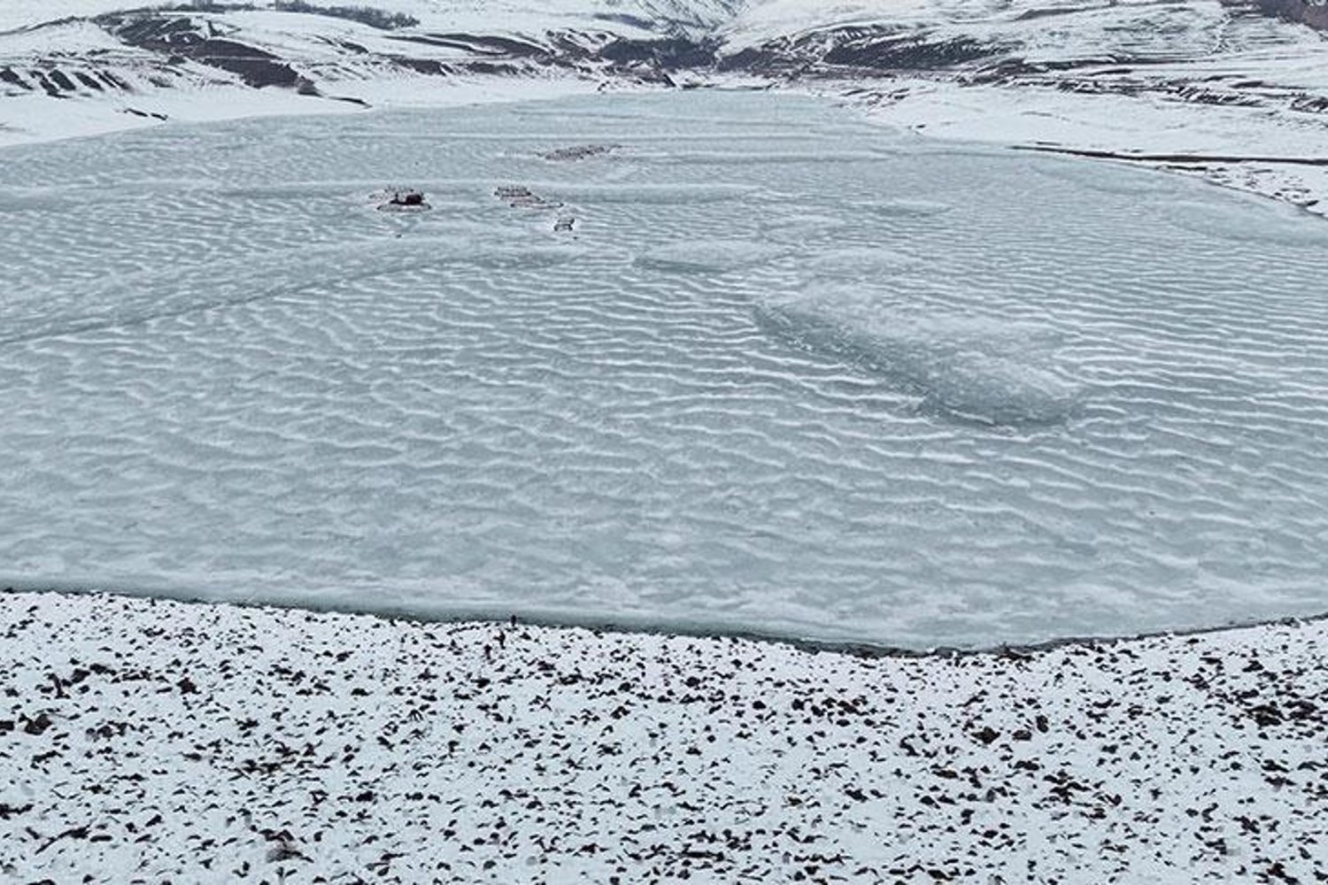 Erzurum'da Kar ve Soğuklar Büyüyor: Barajlar Buz Tutarken Çatılarda Sarkıtlar Oluştu