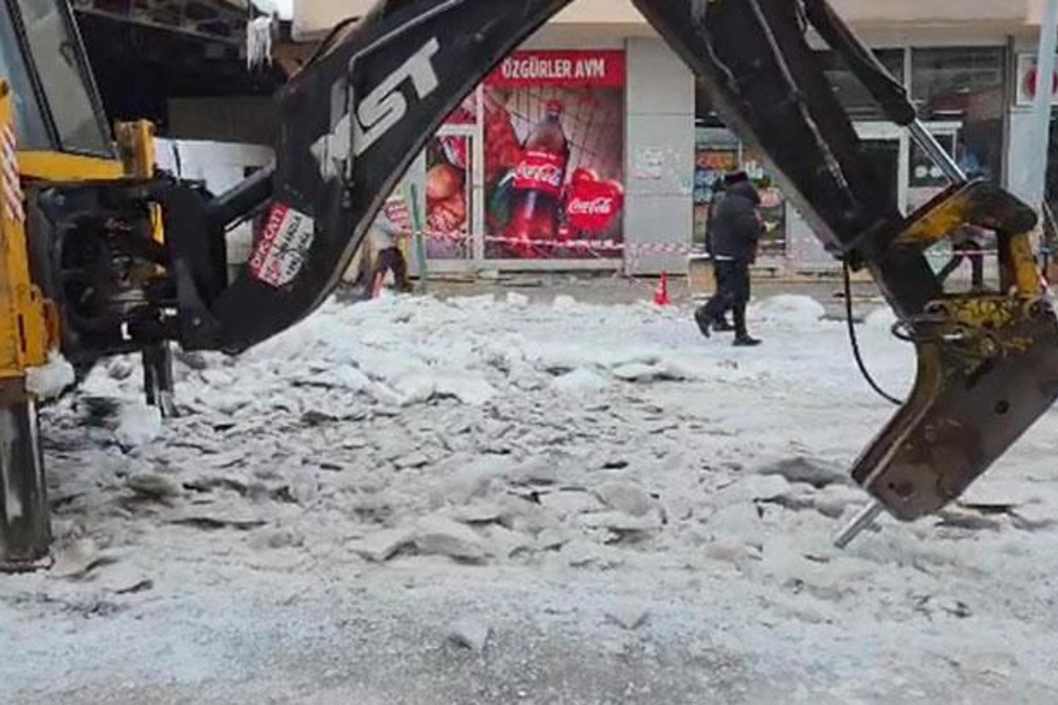 Ardahan'da Yoğun Kar ve Buz Kırma Çalışmaları: Sıkı Tedbirler Alınıyor