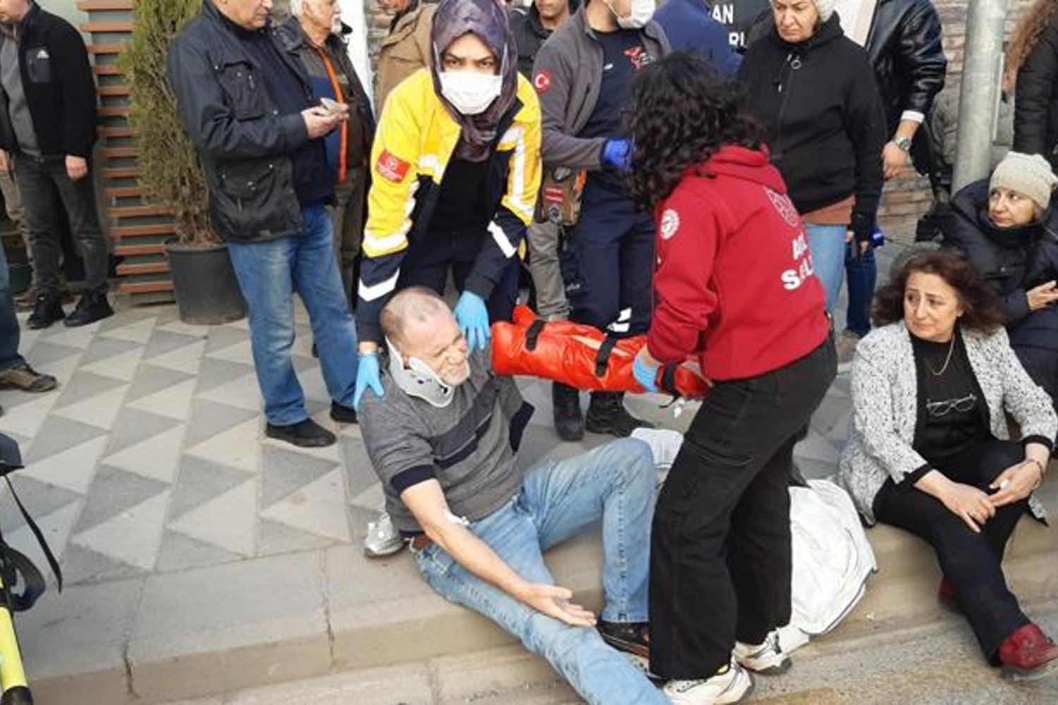 Kırmızı Işıkta Çarpışma: Yayalar ve Engelli Vatandaş Etkilendi!