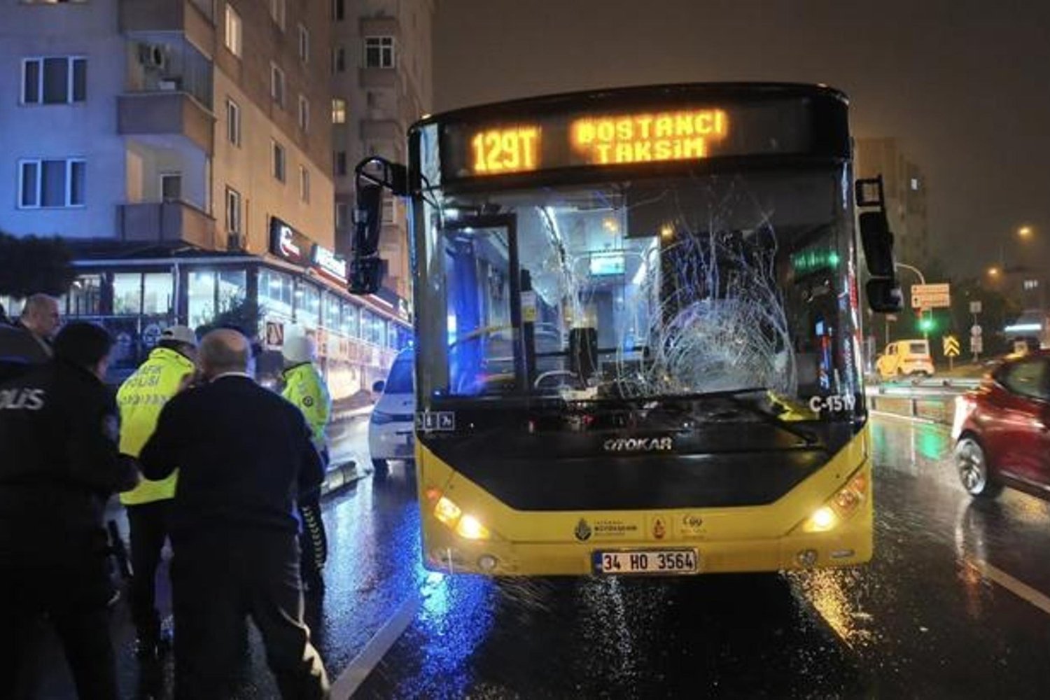 Kırmızı Işık İhlali Sonrası Otobüs Çarpması Çok Sayıda Yaralanma