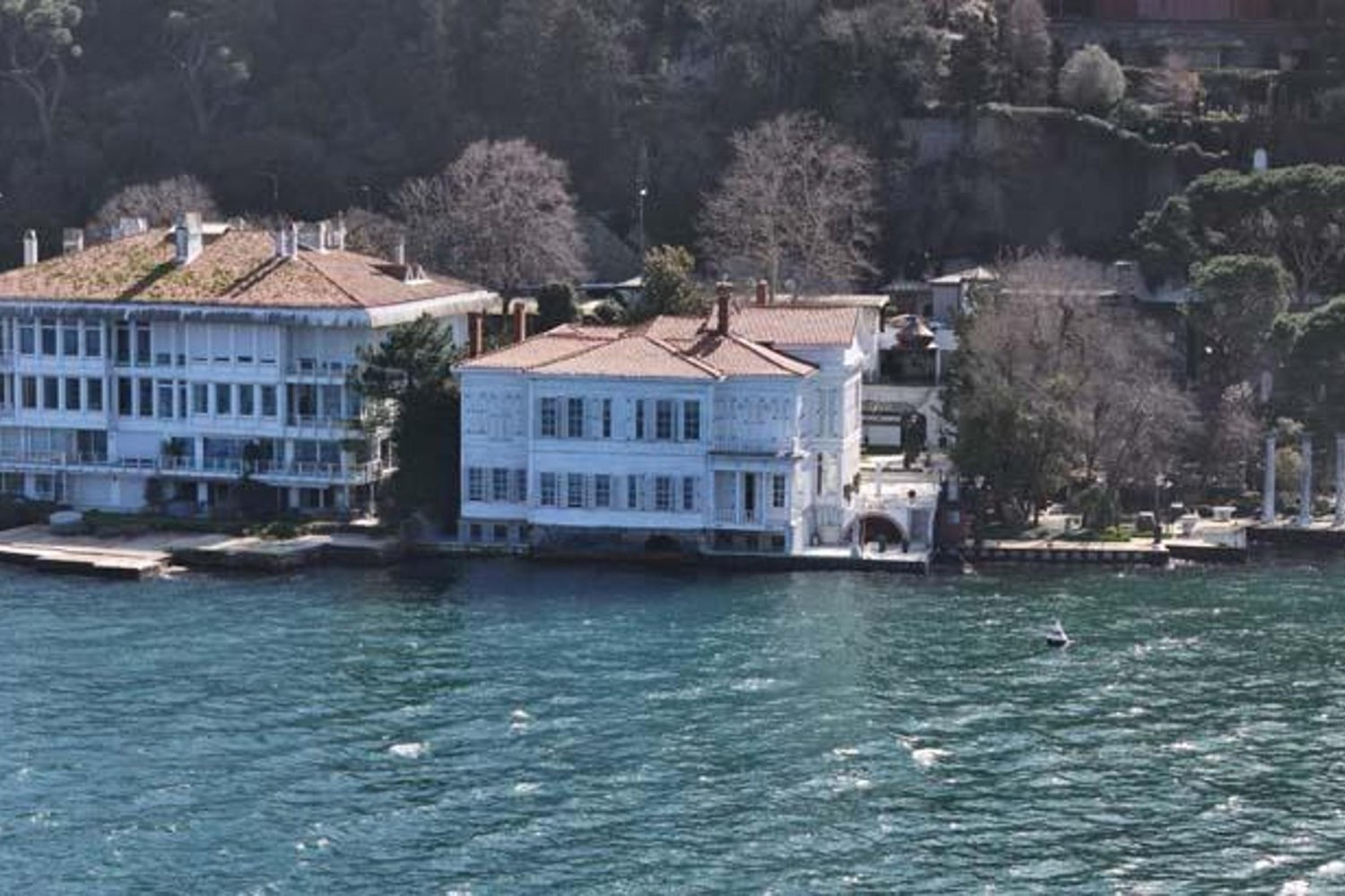 İstanbul Boğazı'ndaki Tarihi Yalı Satışa Sunuldu: Kurtlar Vadisi Bağlantısıyla Dikkat Çekiyor