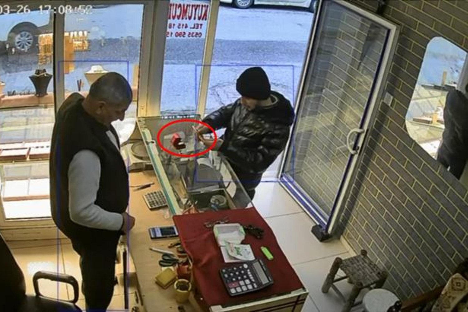 Nusaybin’de Kuyumcuda 60 Bin Liralık Yüzük Hırsızlığı Kamerada!