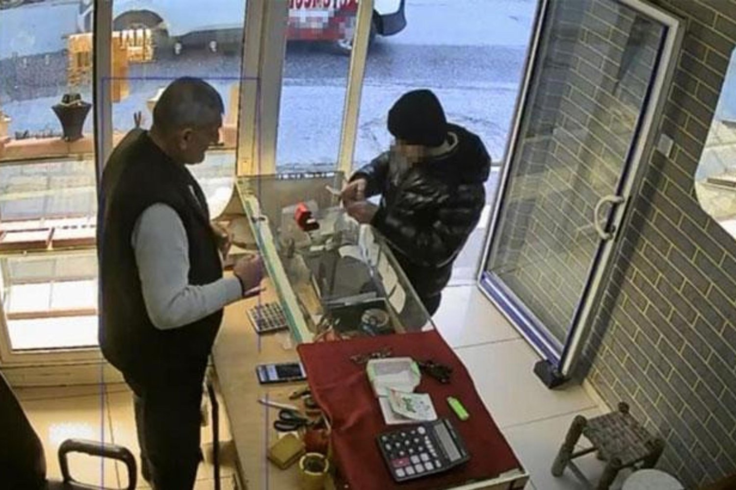 Nusaybin'de Kuyumcudan Altın Hırsızlığı Güvenlik Kamerasında