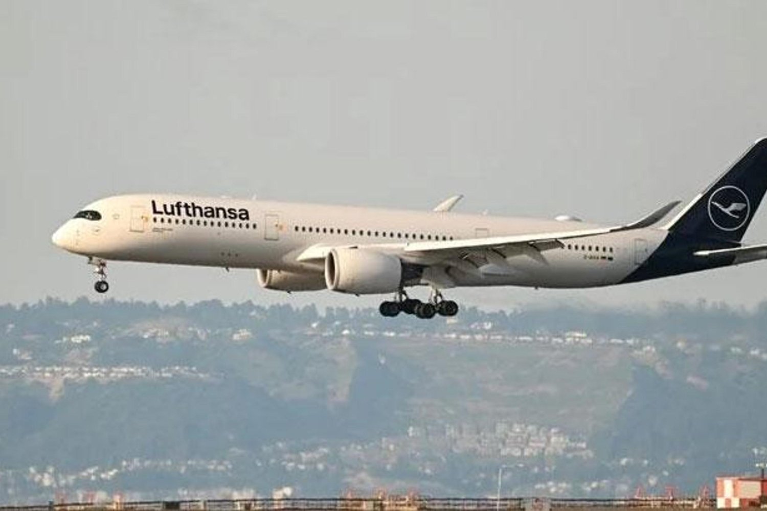 Lufthansa Abu Dabi Uçuşları Güvenlik Nedeniyle Durdurdu: Binlerce Yolcu Mahsur Kalabilir