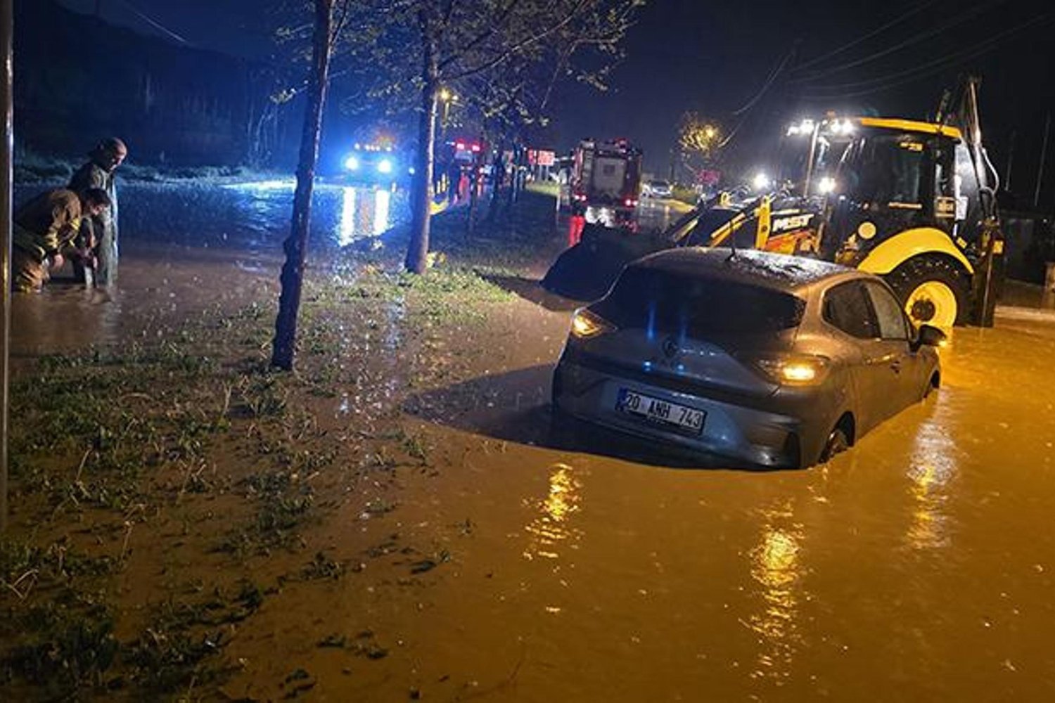 Turgutlu'da Sağanak ve Su Baskını: Yollar ve İşyerleri Zarar Gördü