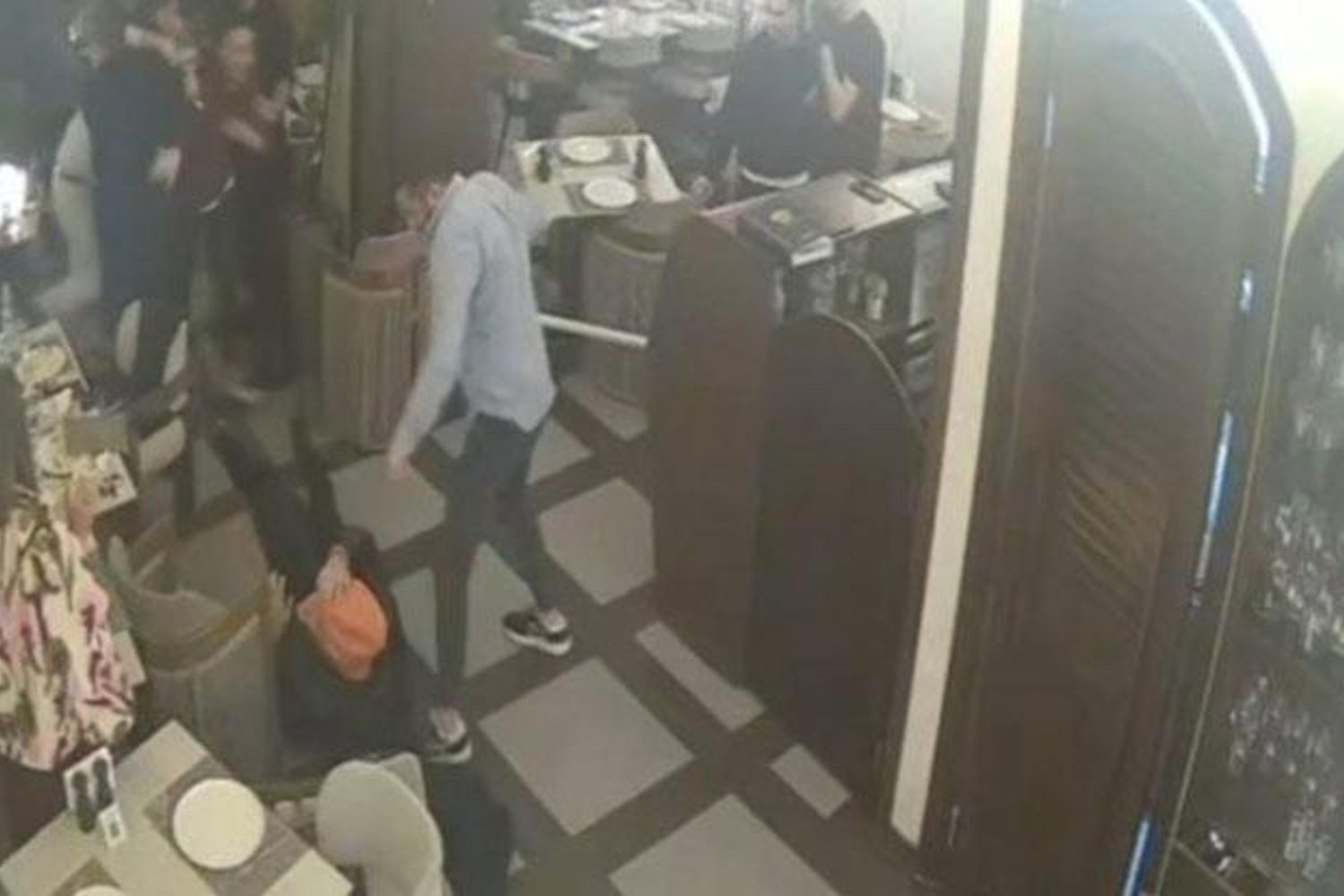Mezitli’de Restoranda Çıkan Kavga Şoke Etti: Başkan Tuncer Darbedildi