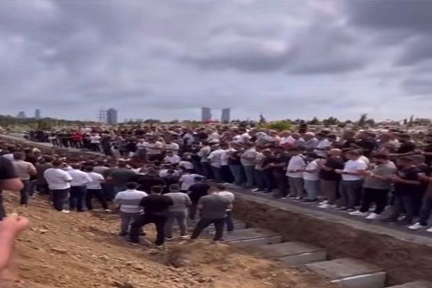 Sır Gibi Saklanan Mezarlıkta Silahlı Çatışma: 2 Ölü