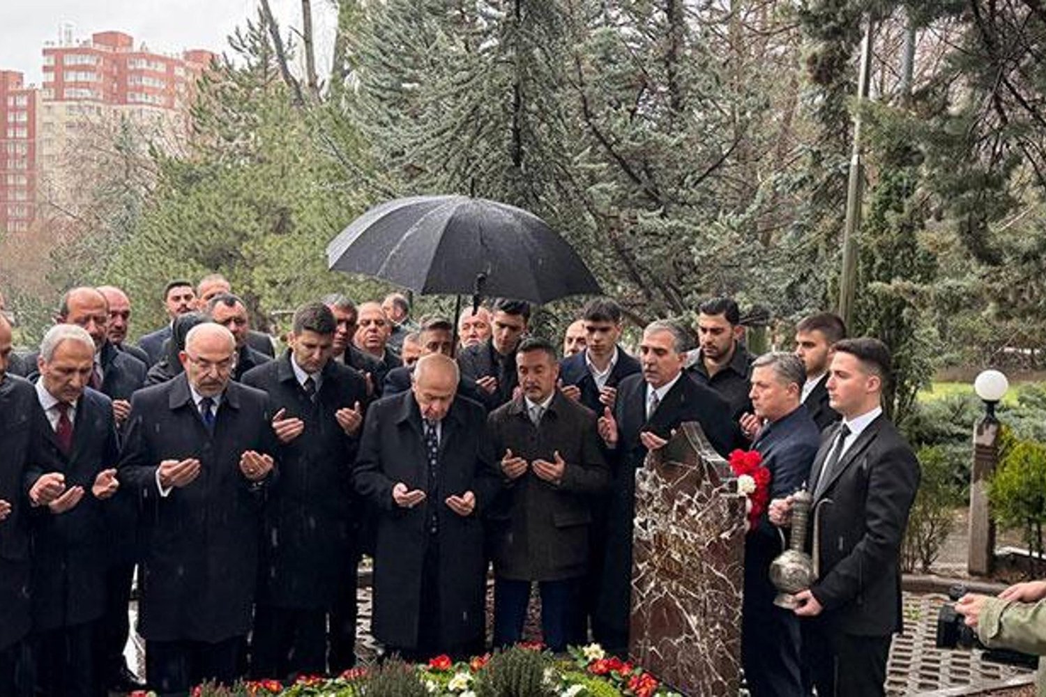 Devlet Bahçeli Bayramda Alparslan Türkeş'in Anıt Mezarı'nı Ziyaret Etti