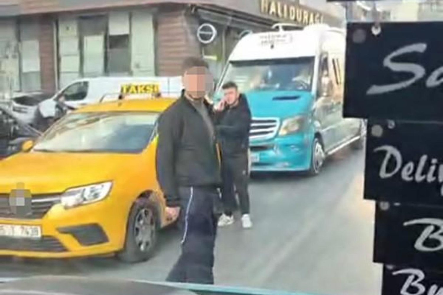 İzmir Buca'da Minibüste Taciz İddiası Bıçaklı Gerginlik