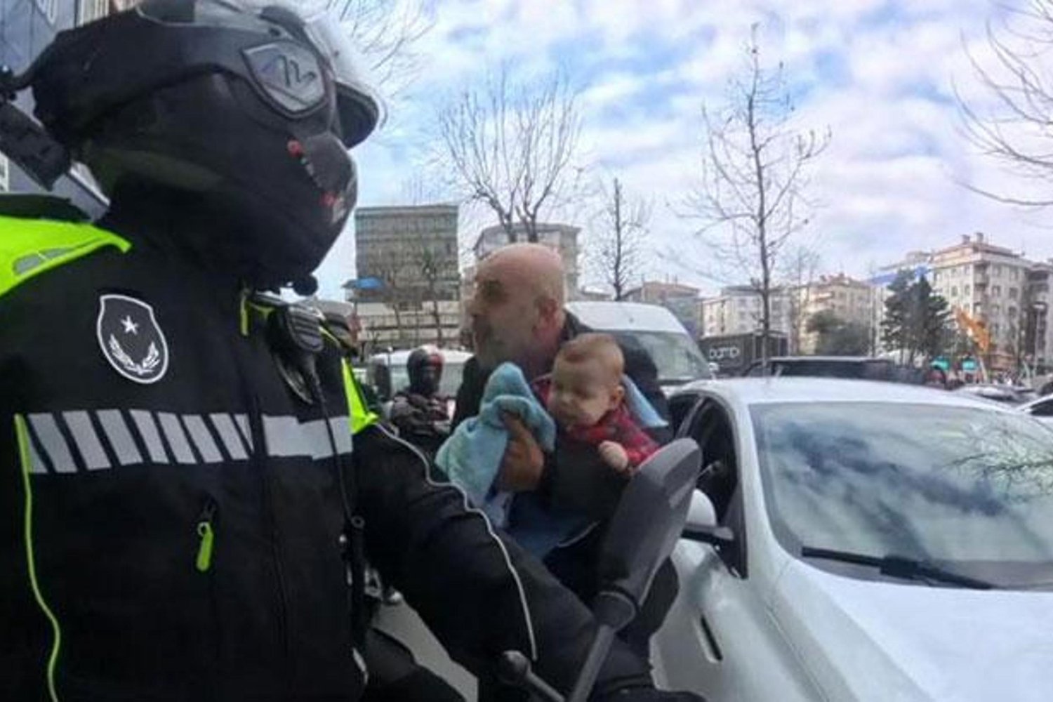 Bahçelievler'de Bebekli Aile Trafikte Zor Anlar Yaşadı! Zabıtadan Hızlı Müdahele