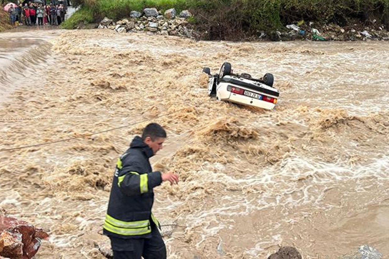 Sivas'ta Yaşanan Sel Felaketi: Otomobil Dereye Uçarak Ters Döndü
