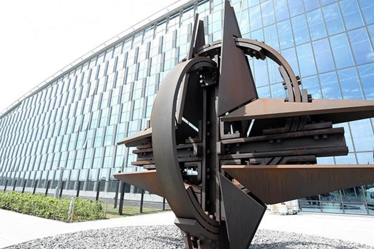 NATO İran Saldırılarını Yakından İzliyor: Türkiye ve Bölgedeki Gelişmeler