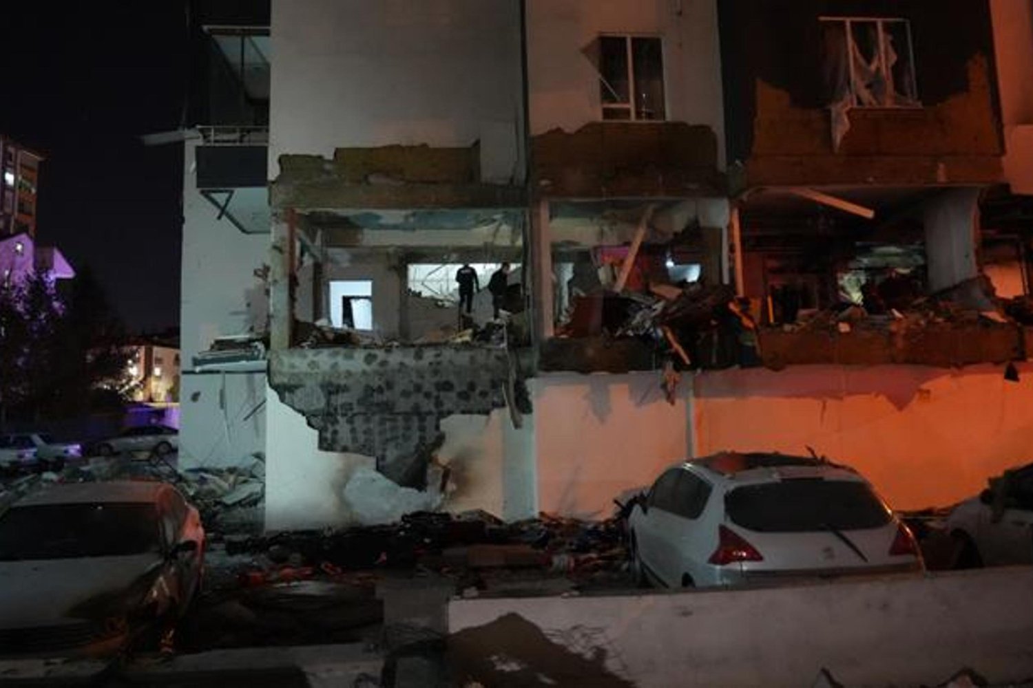 Doğal Gaz Patlaması Niğde'de Büyüleyen Hasar Yaratırken Çalışmalar Sürüyor