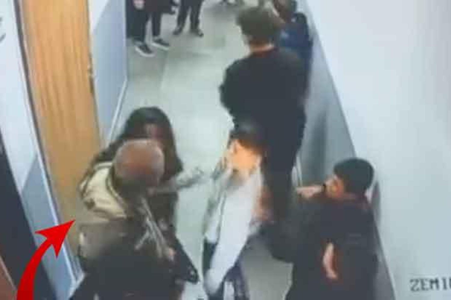 Veliden Okul Koridorunda Öğrenci Darbetti: Güvenlik Kameraları Kanıtlıyor