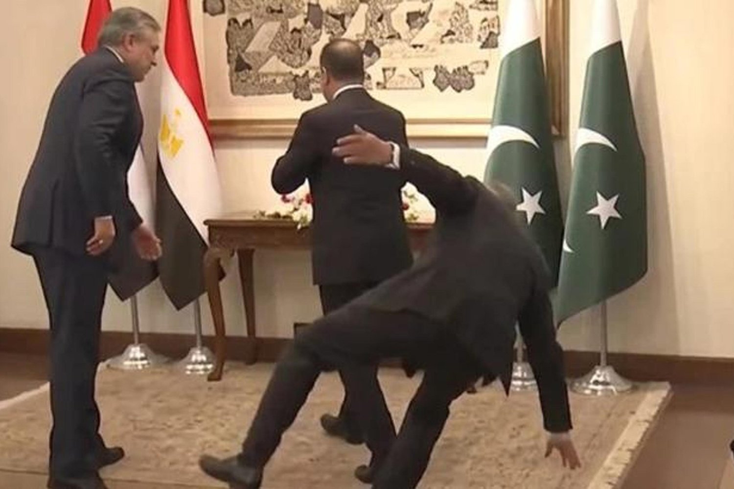 Pakistan Dışişleri Bakanı Muhammed Ishaq Dar Düşme Yaşadı: Olay Büyümeden Sonlandırıldı