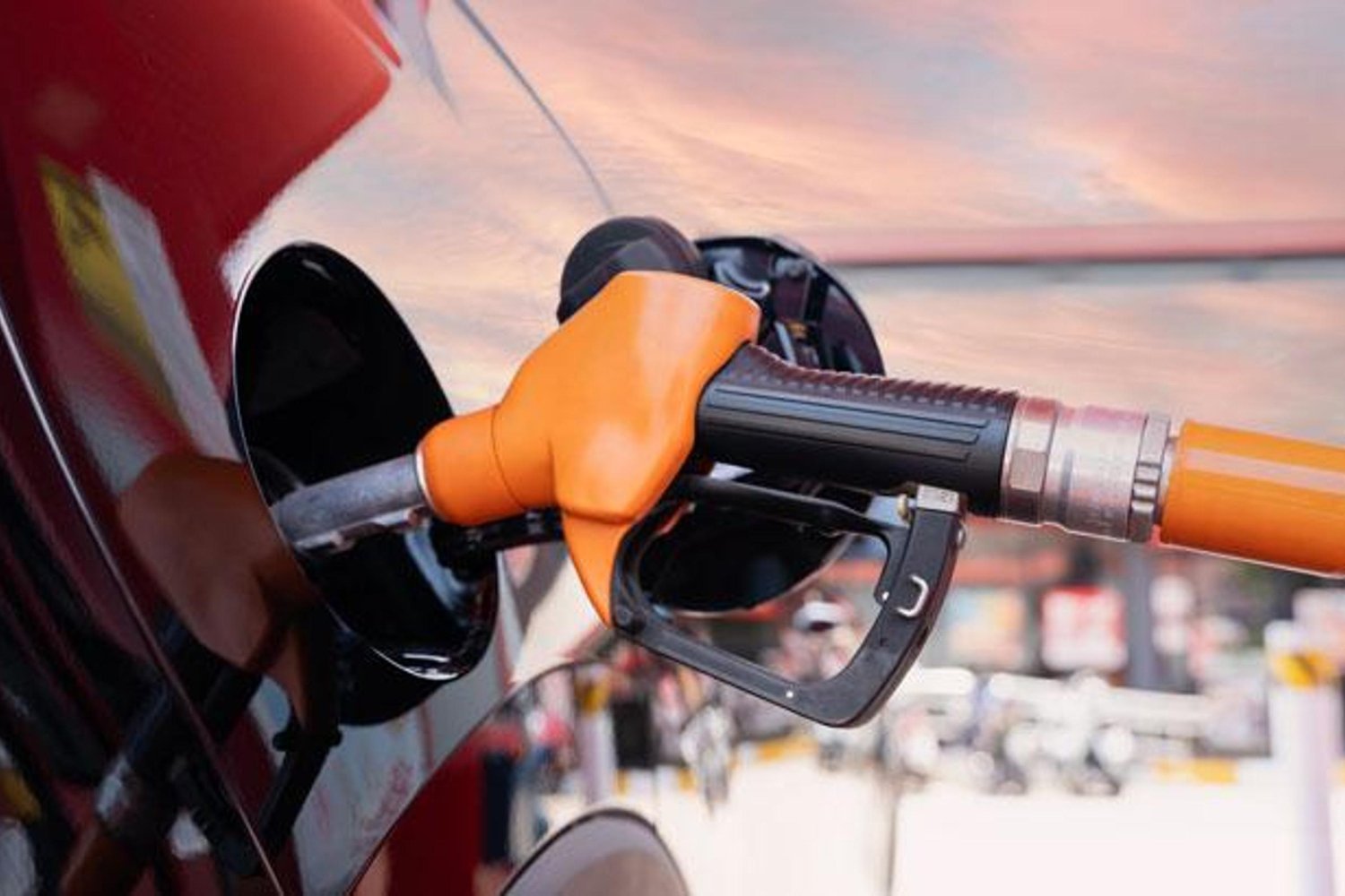 Petrol Fiyatlarındaki Sert Yükselişler ve Jeopolitik Riskler Sürüyor