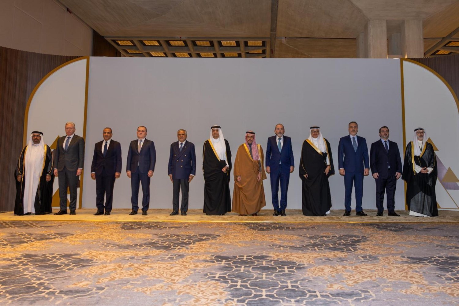 Orta Doğu’da Gerilim Tırmanıyor: Suudi Arabistan’da Kritik Zirve ve İran’a Sert Uyarı