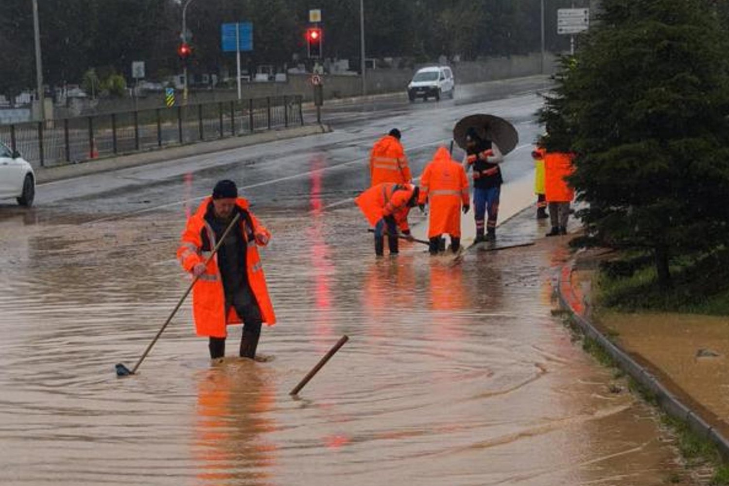 İstanbul'da Şiddetli Sağanak Yağışlar: Yollar ve İş Yeri Su Altında