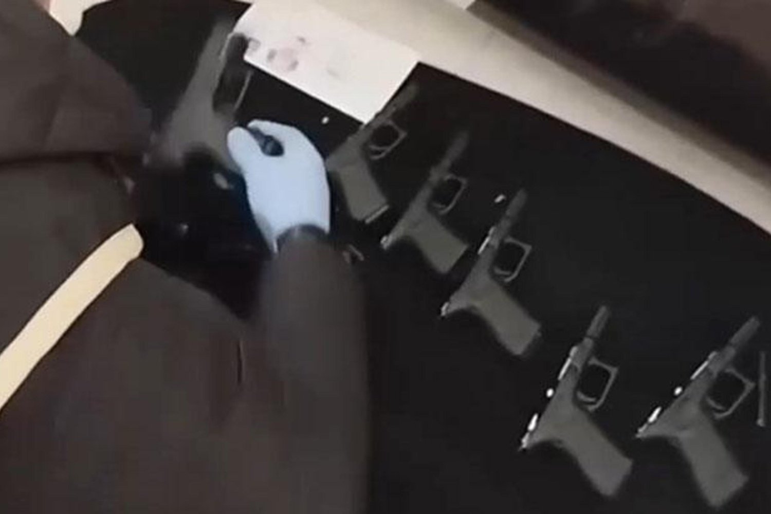 İstanbul'da Silah Operasyonu: 34 Tabanca ve Çok Sayıda Silah Parçası Ele Geçirildi