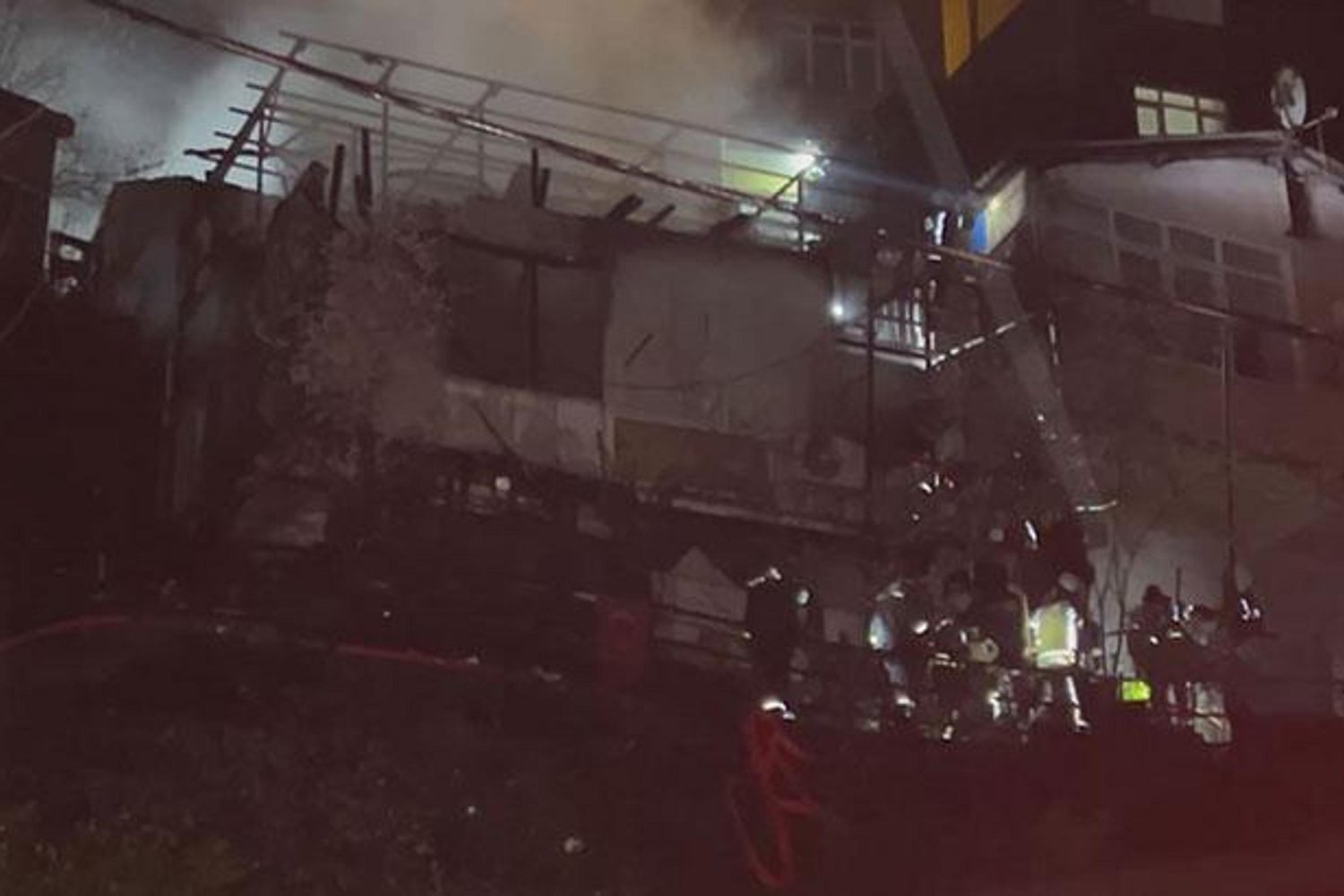 İstanbul Büyükdere Mahallesinde Gecekonduda Yangın: İki Kişi Yaralandı