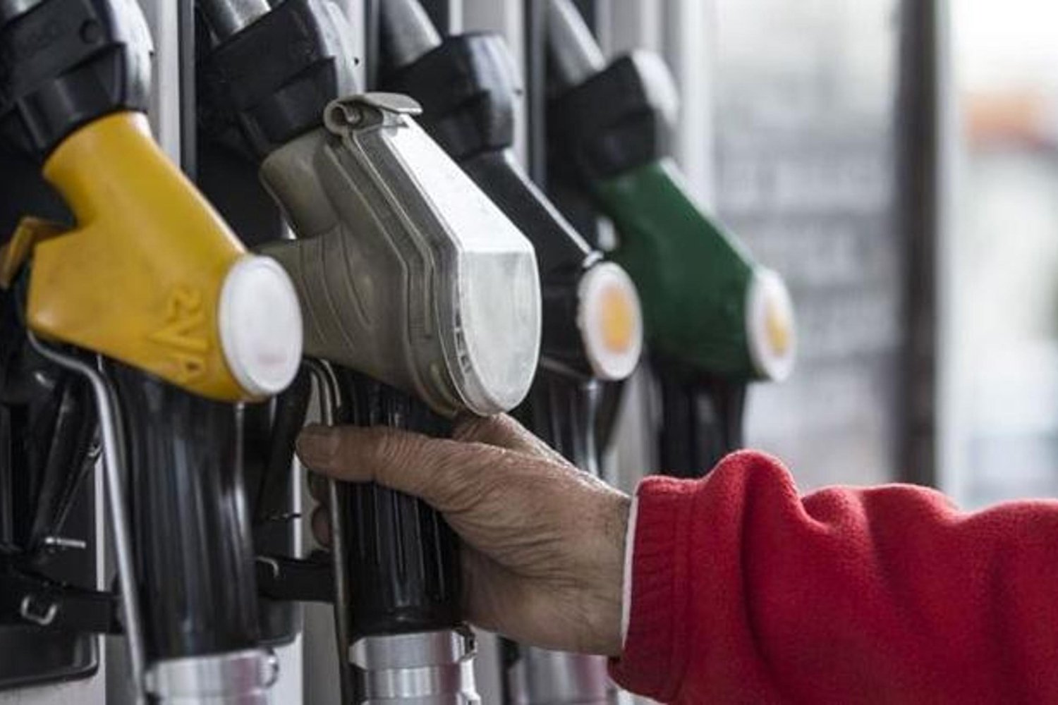Petrol Piyasalarını Krize Sürükleyen İran ve Körfez Savaşları