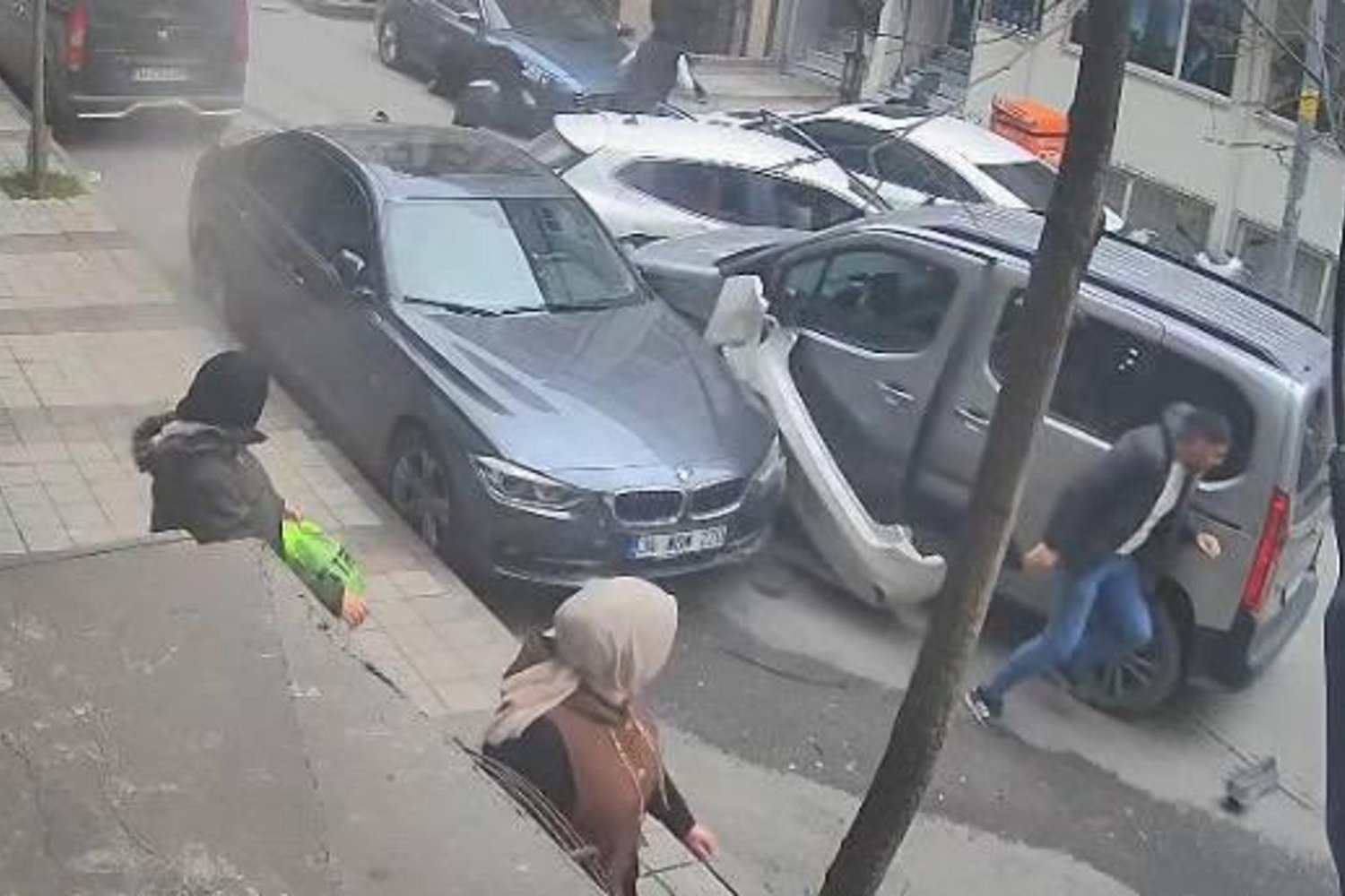 Sultangazi’de Trafik Kazası Güvenlik Kamerasında: 5 Kişi Kaçtı!
