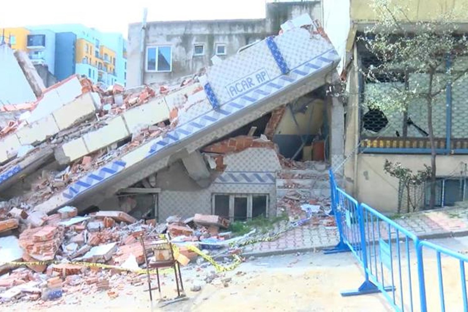 Kentsel Dönüşümde Yıkım Hatası: Bir Apartman Hasar Gördü!