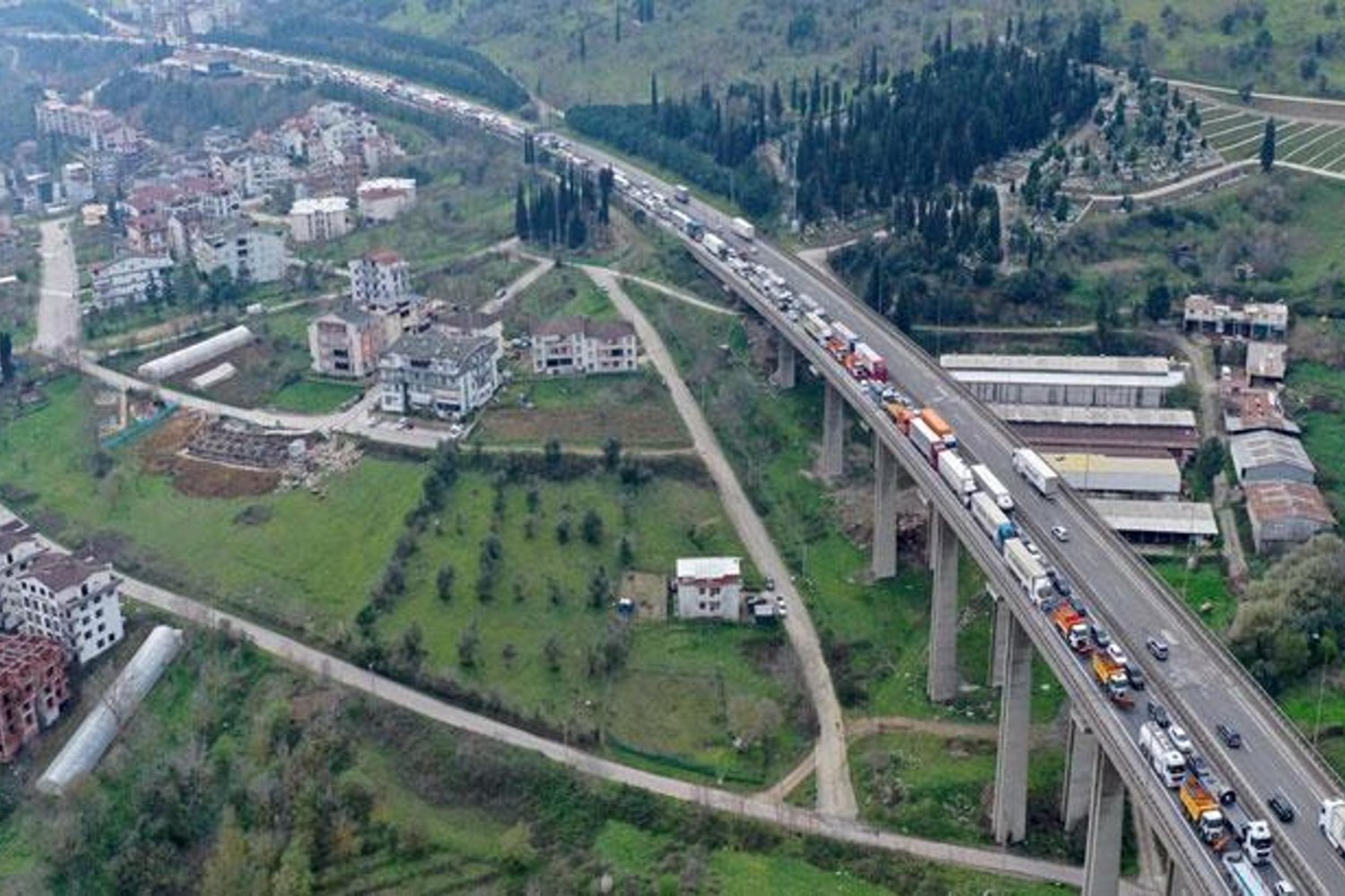 Kocaeli TEM Otoyolu'nda Feci Kaza! 2 TIR ve 2 Otomobil Çarpıştı, Yaralı Var
