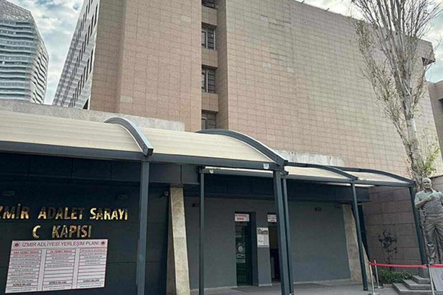 İzmir'de Sahte E-Devlet Siteleriyle Dolandırıcılık Operasyonu: 1 Milyon Lira Vurdu