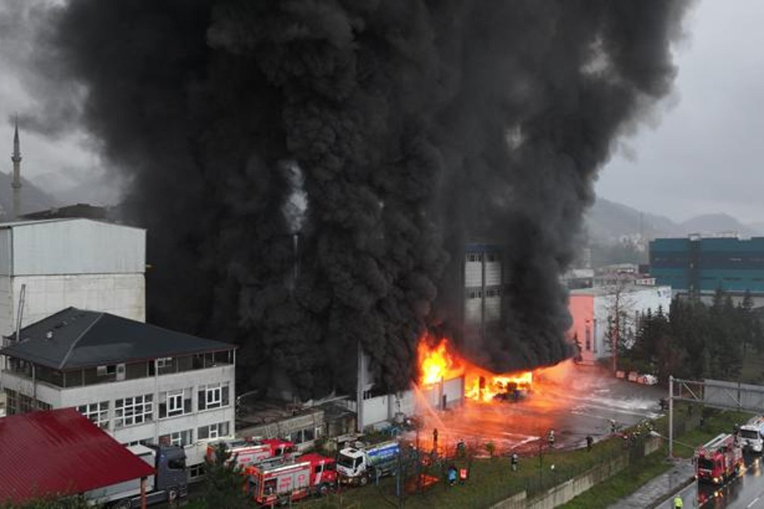 Trabzon Arsin’de Fındık Fabrikası Depo Yangını Şok Efekti Yarattı