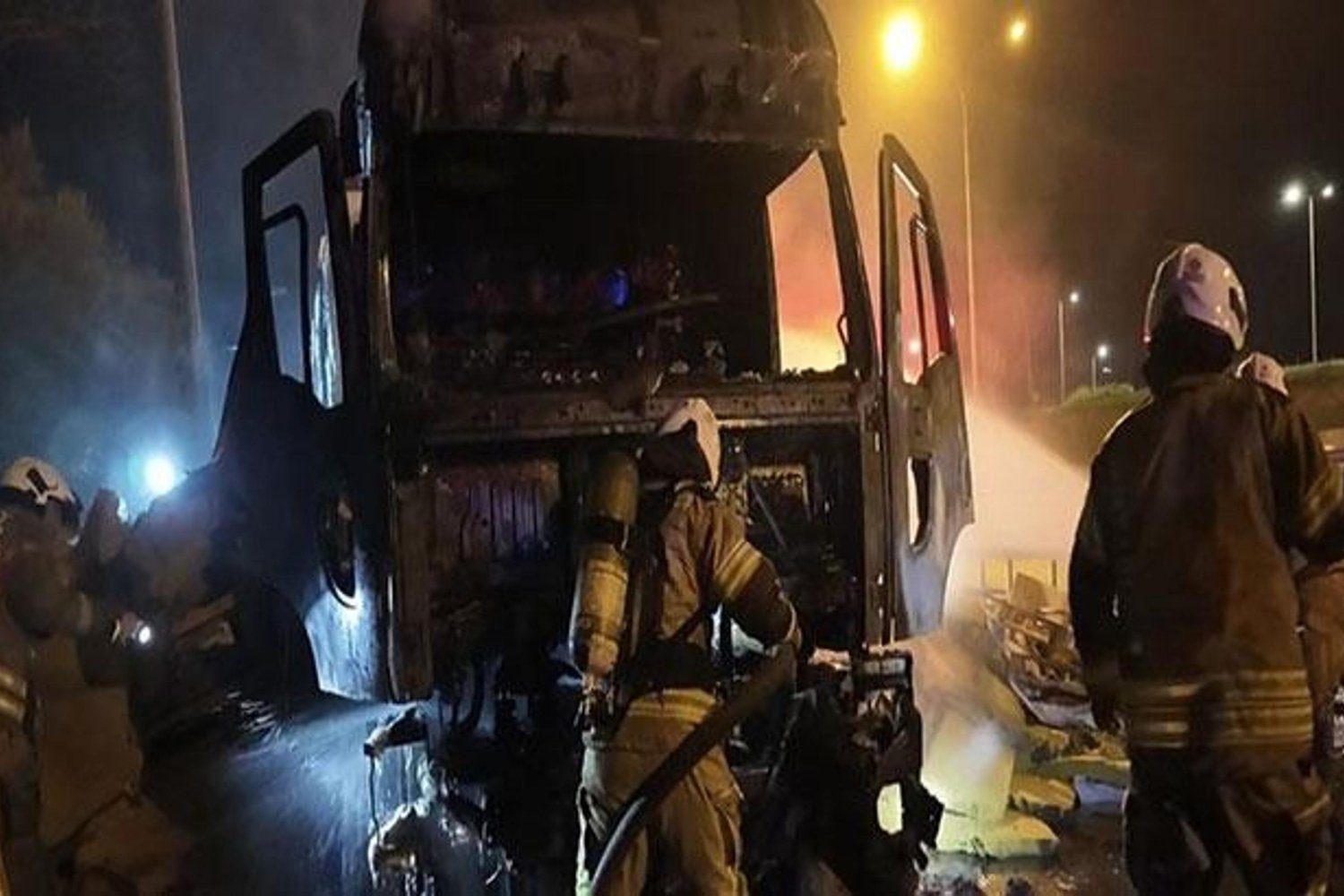 Yangın Kontrol Altında: Park Halindeki TIR'da Patlama ve Çoşkun Alevler