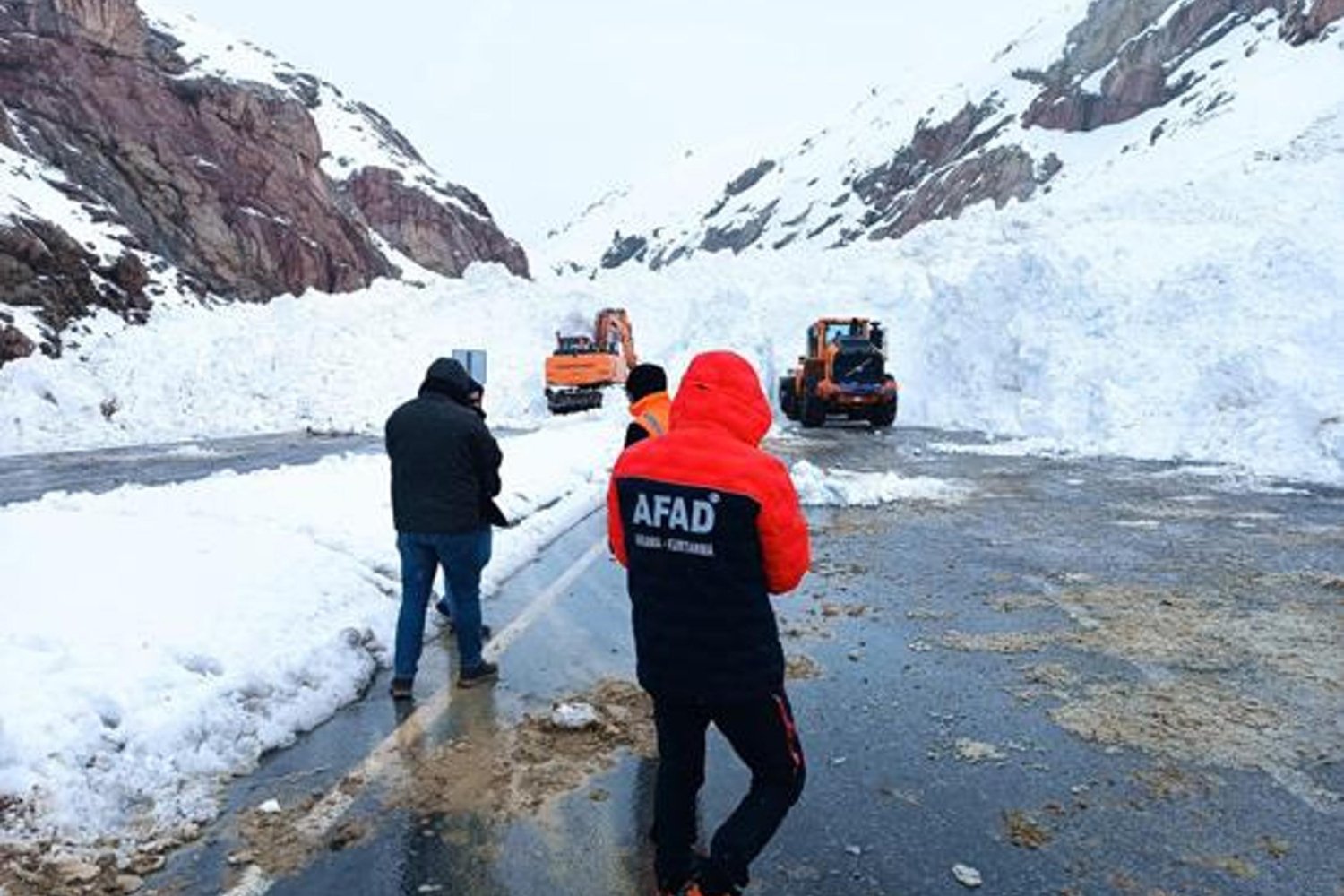 Van-Hakkari Karayolu Çığ Riskiyle Yeniden Açıldı