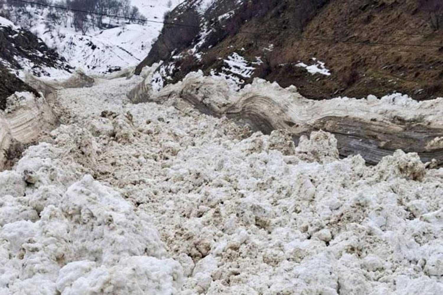 Kışın Çığ Tehlikesi Korulu Mahallesi'nde Yol Kapandı: Vatandaşlar Zor Anlar Yaşadı