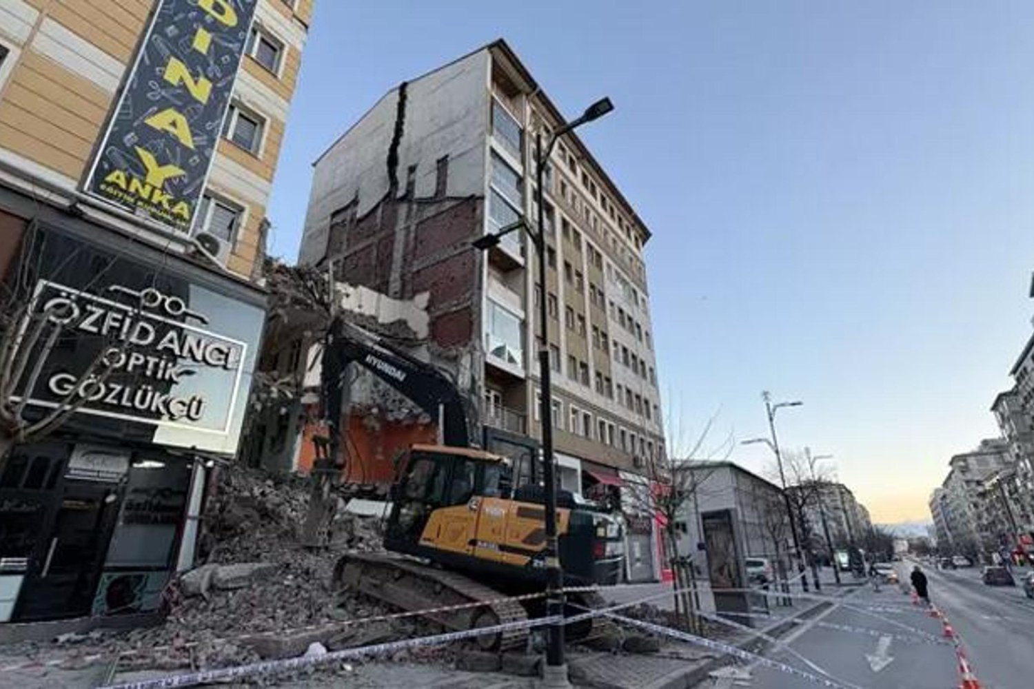 Sivas'ta Yıkım Sırasında Bitişik Apartmanın Ana Taşıyıcı Kolonu Hasar Gördü