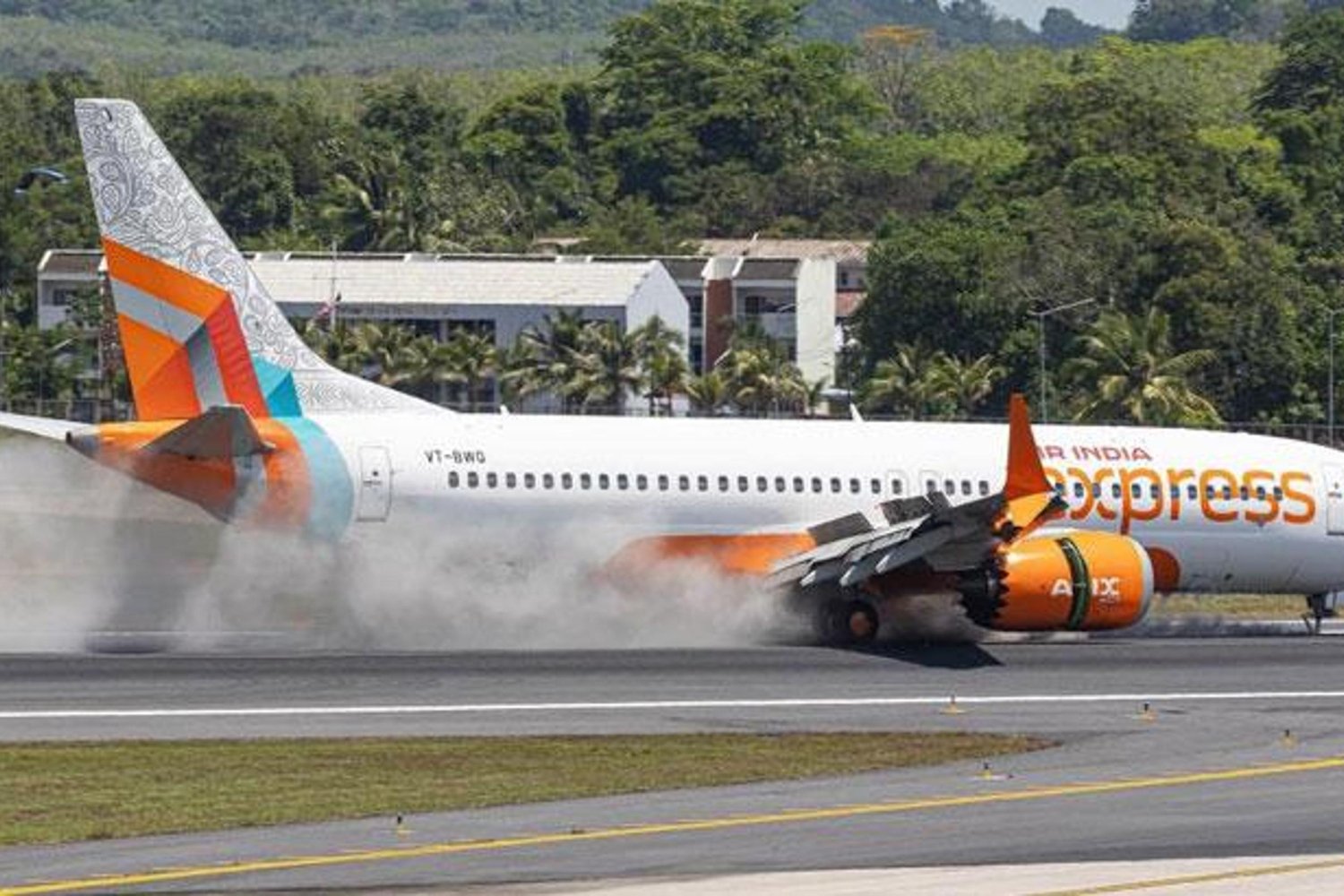 Phuket Havalimanında Uçak Sert İniş Yaptı, İniş Takımı Koptu