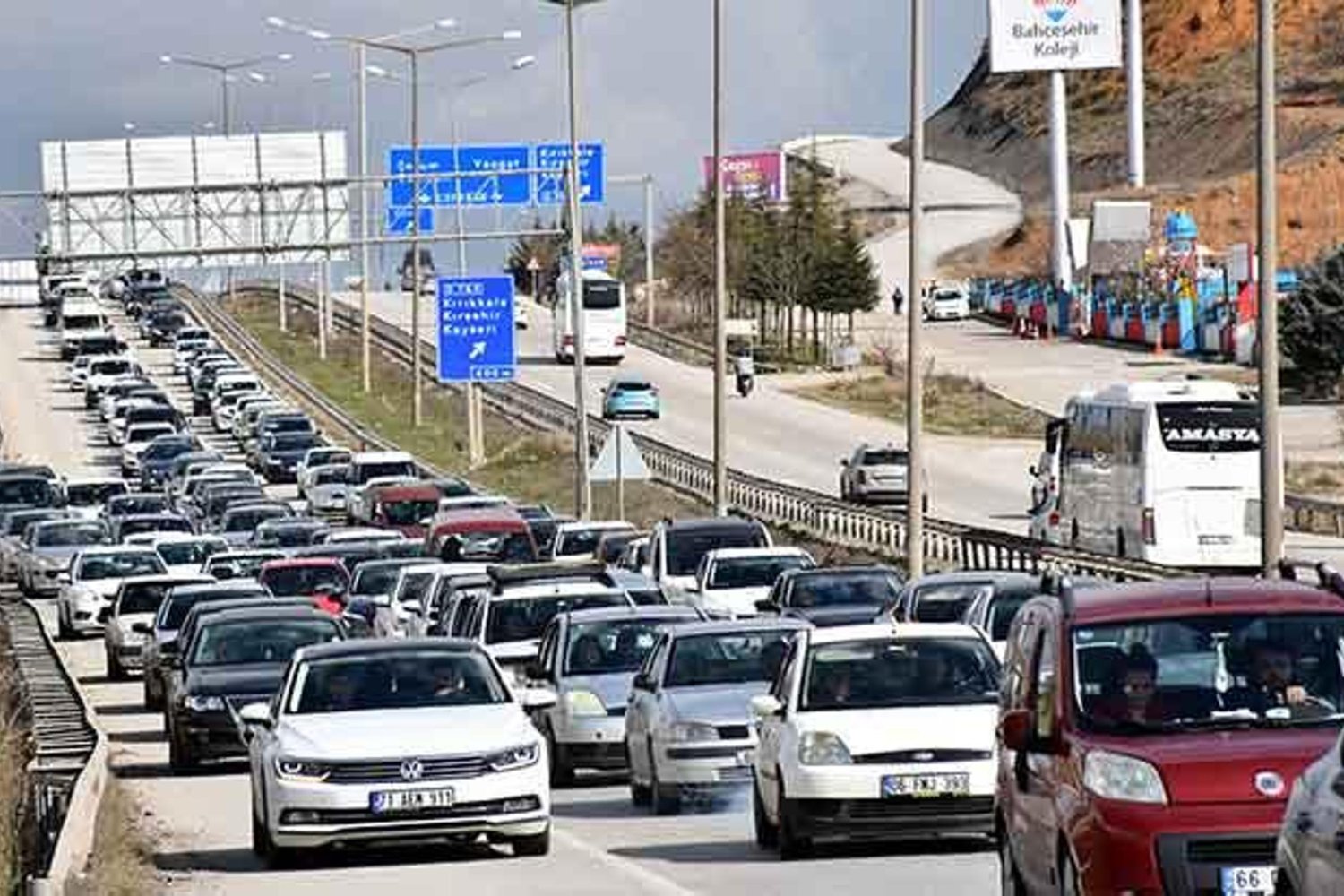 Yolculuk Başladı: Bayram Sonrası Trafik Kilitlendi