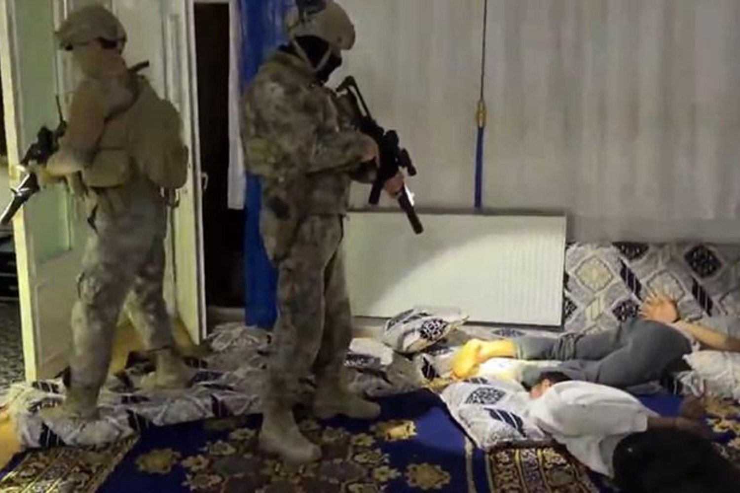 DEAŞ Operasyonu: Şüpheliler Yakalandı, Diyital Materyaller Ele Geçirildi