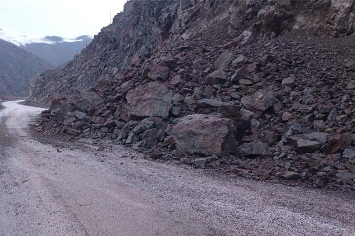 Hakkari Yüksekova'da Heyelan: Ulaşım Çözüldü, Yeniköprü Mevkii Kapatıldı