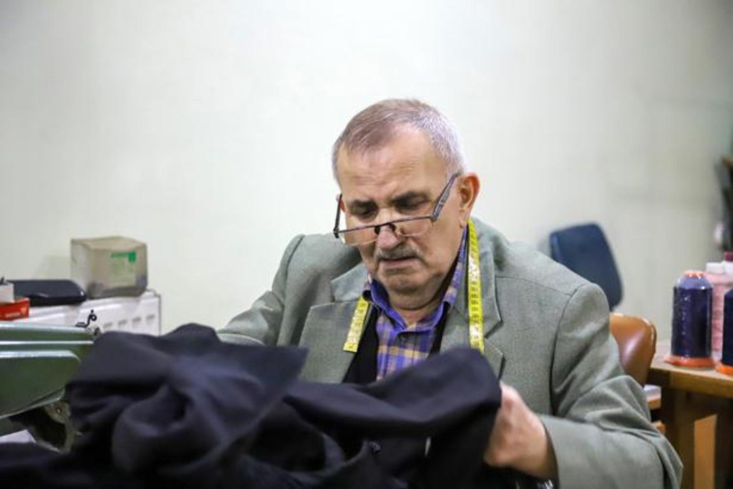 Gümüşhane’de 56 Yıllık Terzi Mesleğiyle Hayatını Sürdüren İlyas Aslan Fark Yaratan Hikâyesi