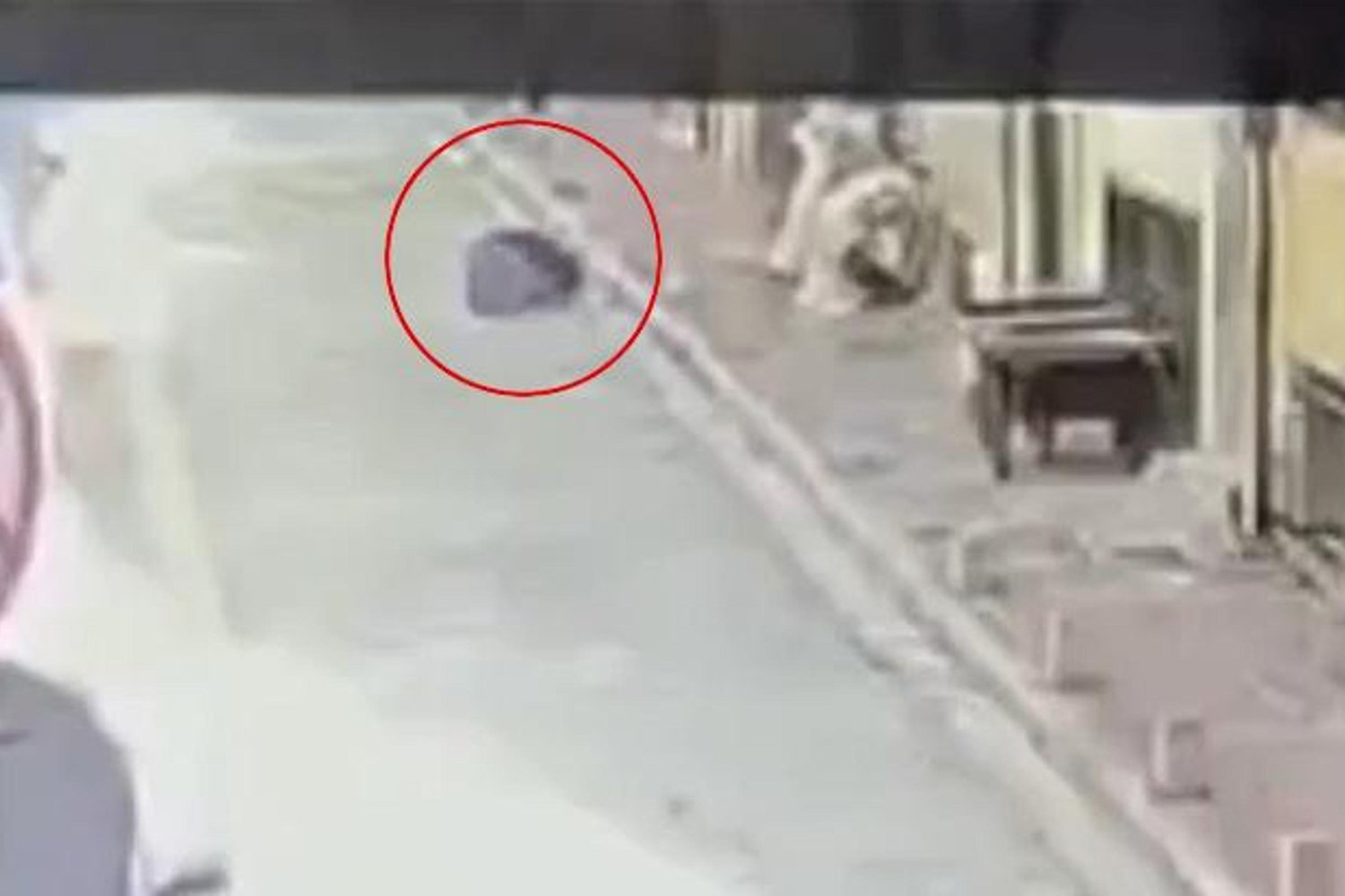 İstanbulda Yangın ve 3. Kattan Düşen Adam Ağır Yaralandı