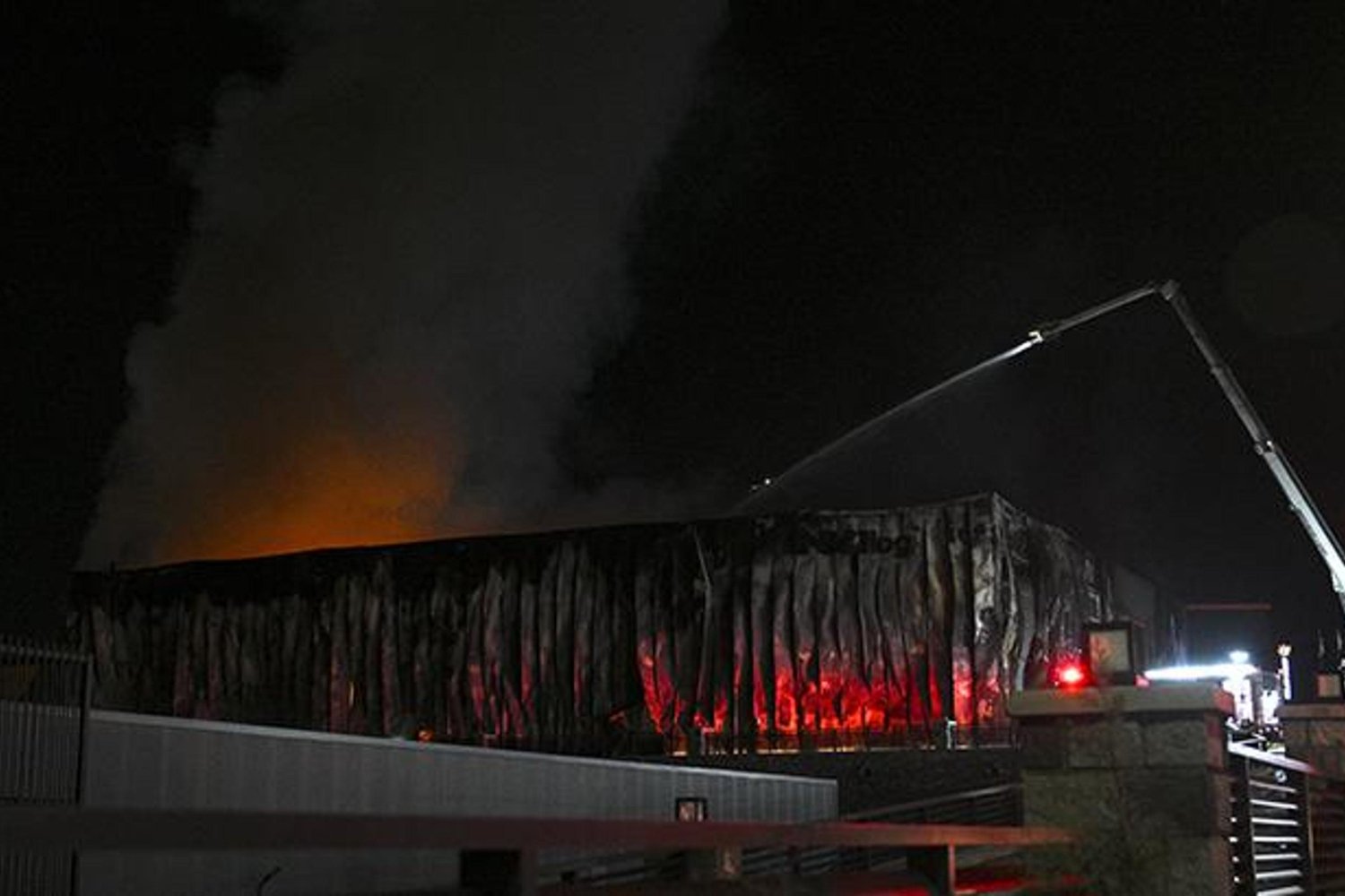 İzmirde Fabrika Yangını: İtfaiye Müdahalesi Sürüyor