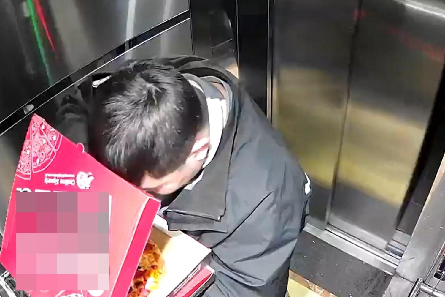 Düzce'de Sipariş Pizzanın Üzerindeki Malzemeleri Yiyen Kurye Skandalı