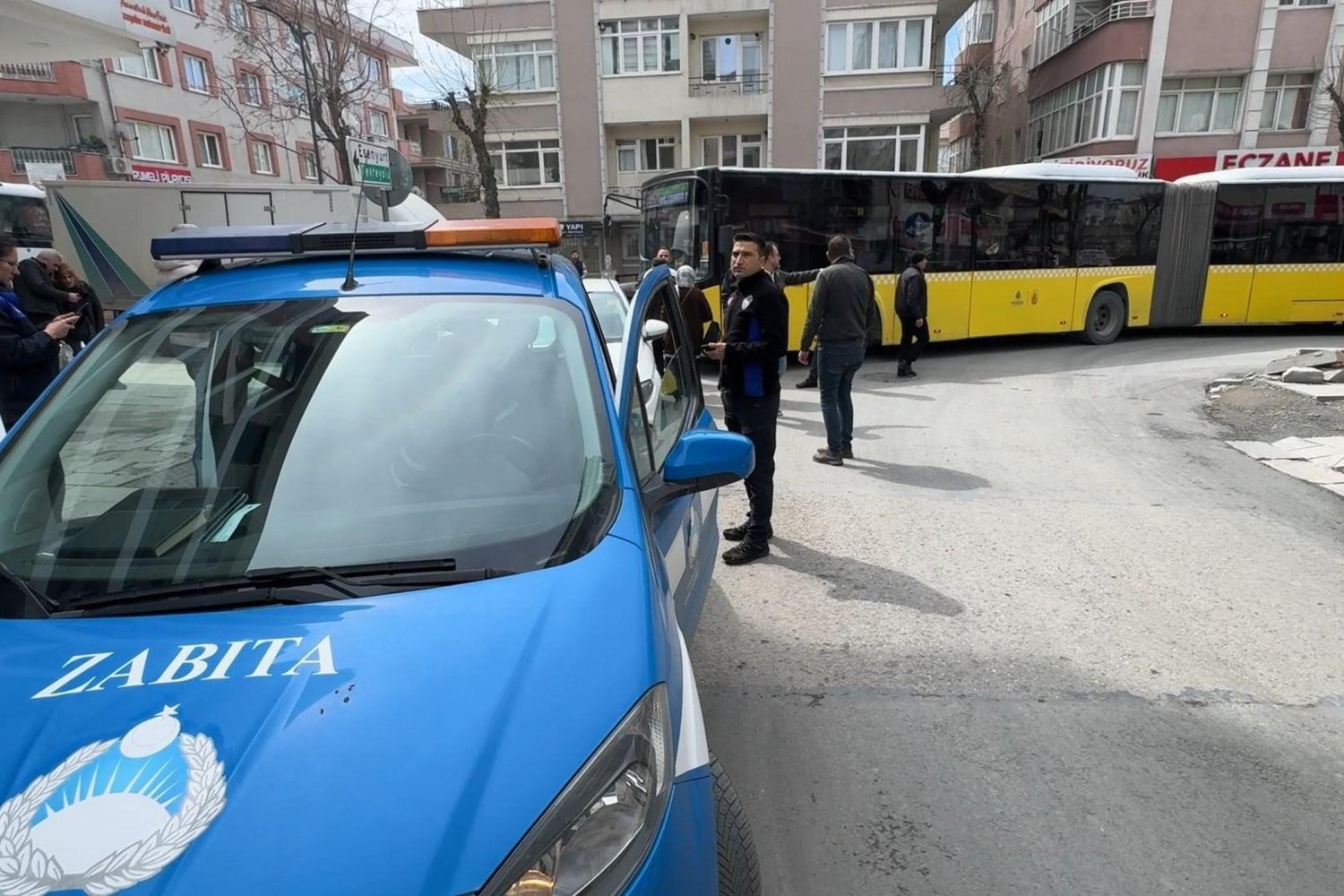 İETT Otobüsleri Bekledi, Kavşakta Park Eden Sürücü Trafiği Kilitledi!