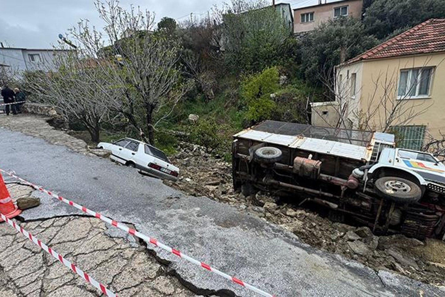 Sağanak Felaketi: Aydın ve İncirliova'da Su ve Toprak Kaymaları Zorluğu Artırdı